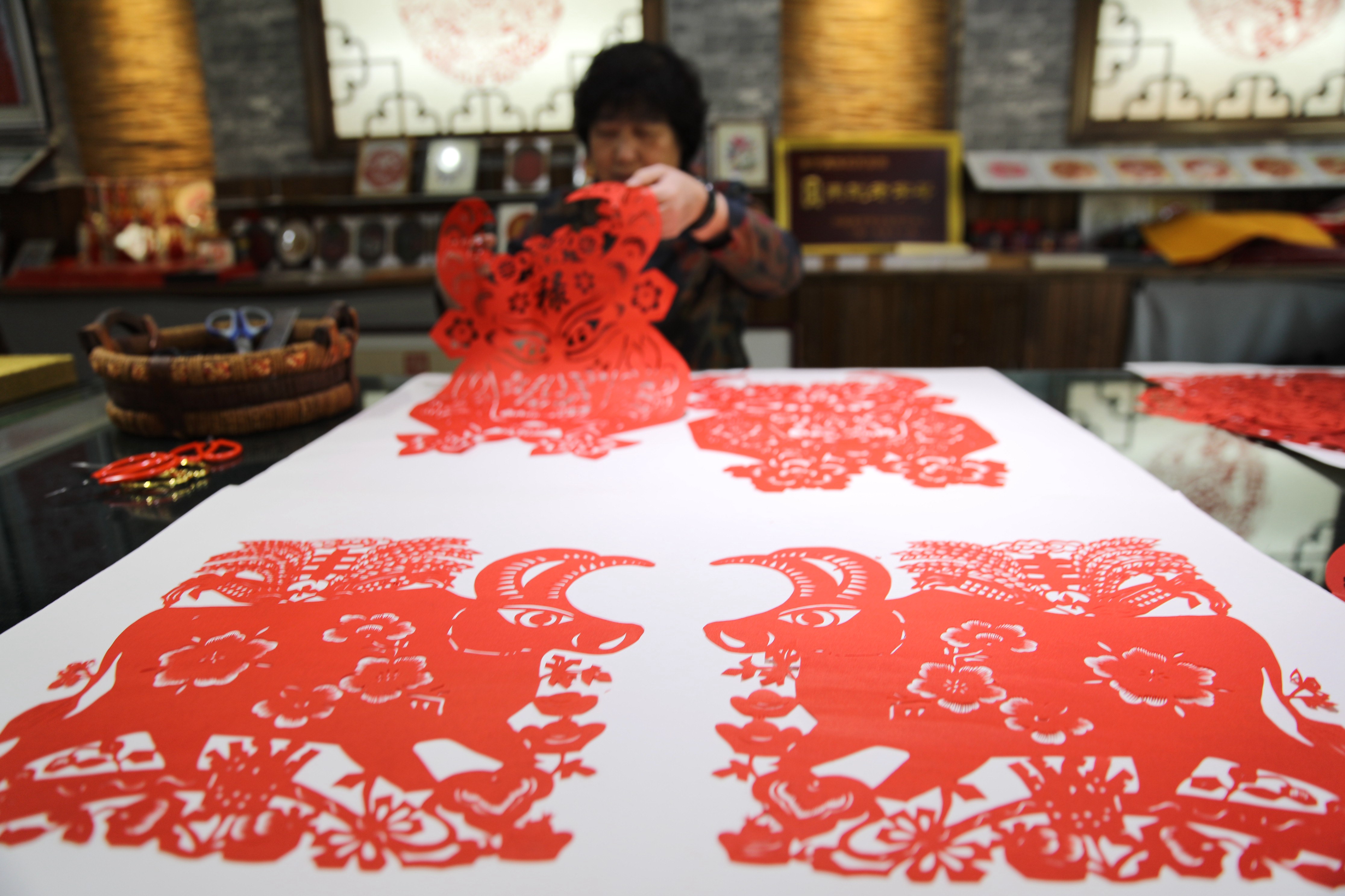 河北承德:创作生肖牛剪纸作品迎新春