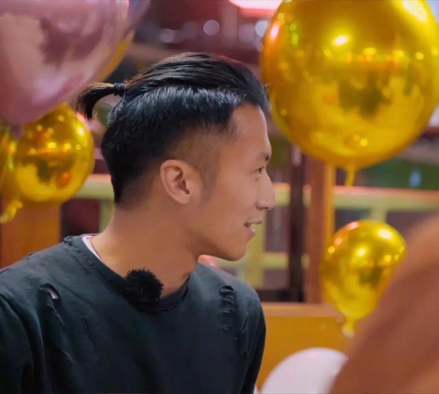 谢霆锋保持少年感靠发型,梳背头扎小辫不算啥,直接用熨斗烫才狠