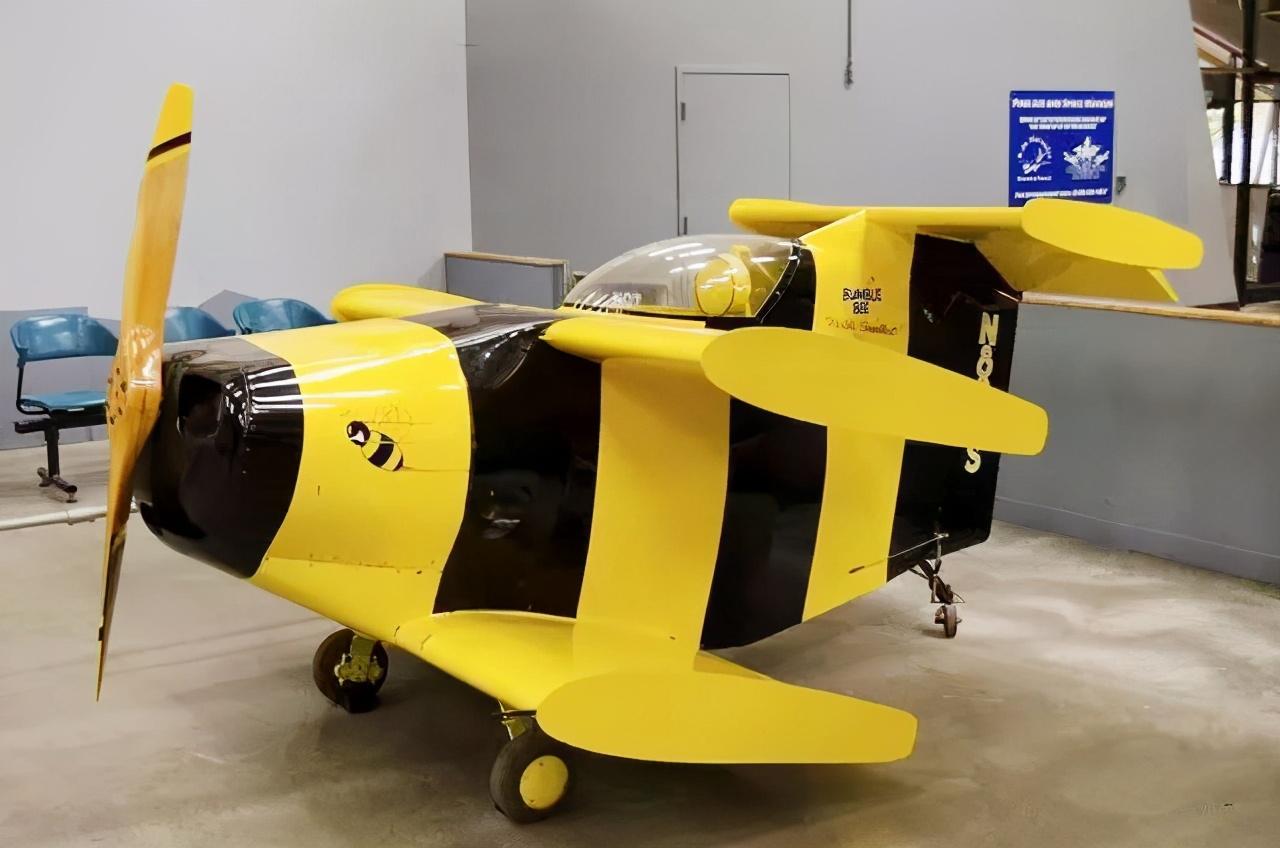 世界上最小的飞机:机身仅重80斤,飞行员趴着才能驾驶