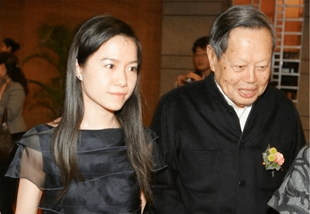 回顾结婚19年后101岁的杨振宁变化不大47岁的翁帆却像换了个人