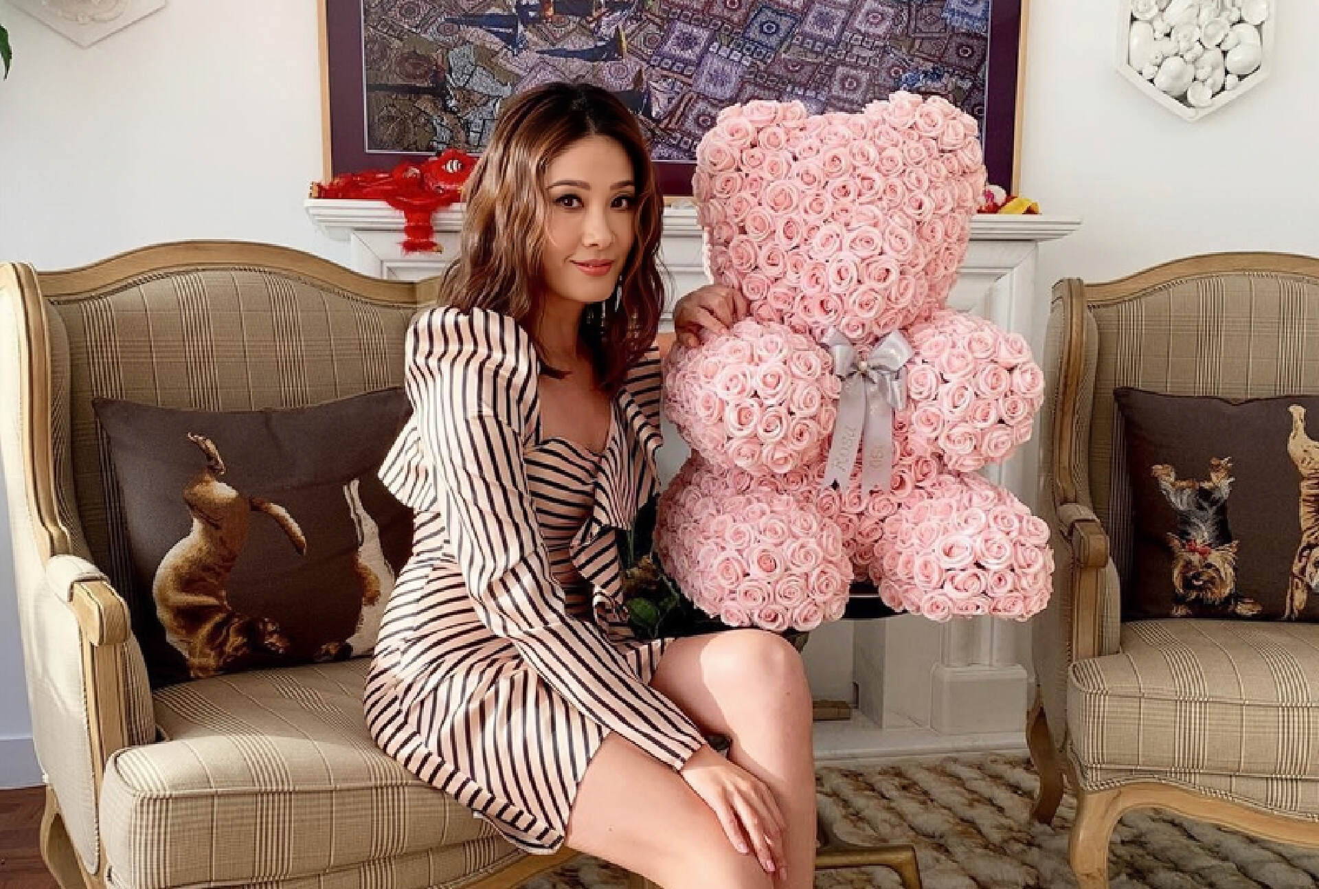 迎突破性打扮!前港姐冠军翁嘉穗大晒事业线,横刀夺爱嫁入豪门