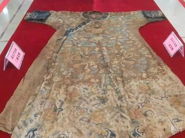 盗墓者穿盗来的龙袍拍照炫耀被抓,全国流窜团伙,龙袍为二级文物