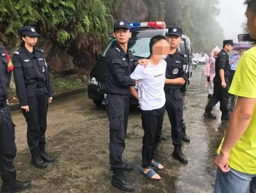 周围的邻居在这个过程当中听到了声音,起来看看发生了什么事,来到徐敏