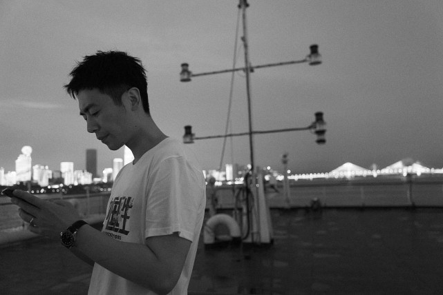 朱亚文武汉路演纪实风格花絮曝光 江边与导演合影开心竖大拇指