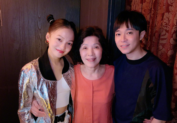 张韶涵晒出自己的豪宅,一出门就能游泳,难怪39岁还保养像小女孩