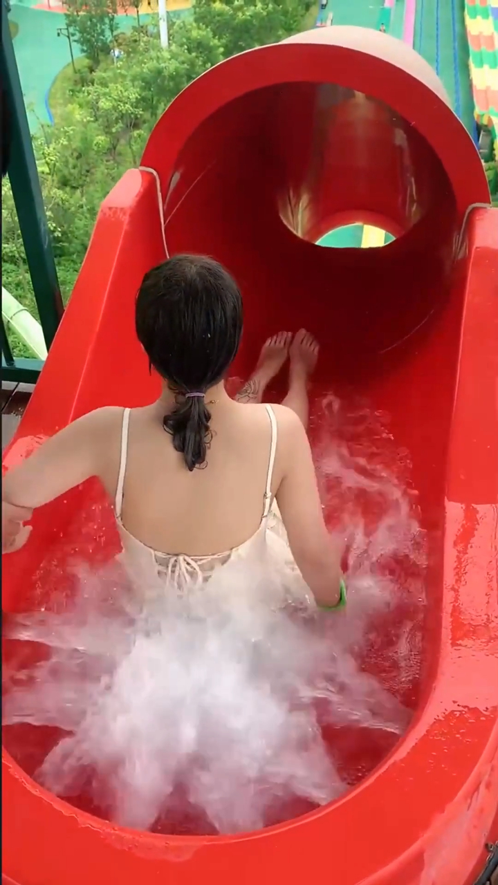 水上乐园偶遇泳装美女,胆子太大了丝毫不害怕,我也好像试试