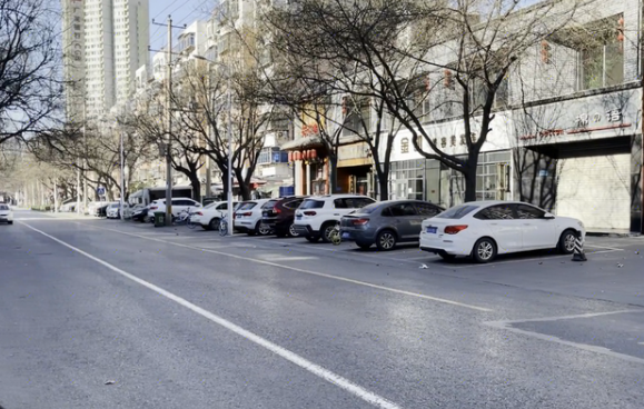 实拍:疫情下的石家庄街道,路上基本上没有行人,车辆也很少