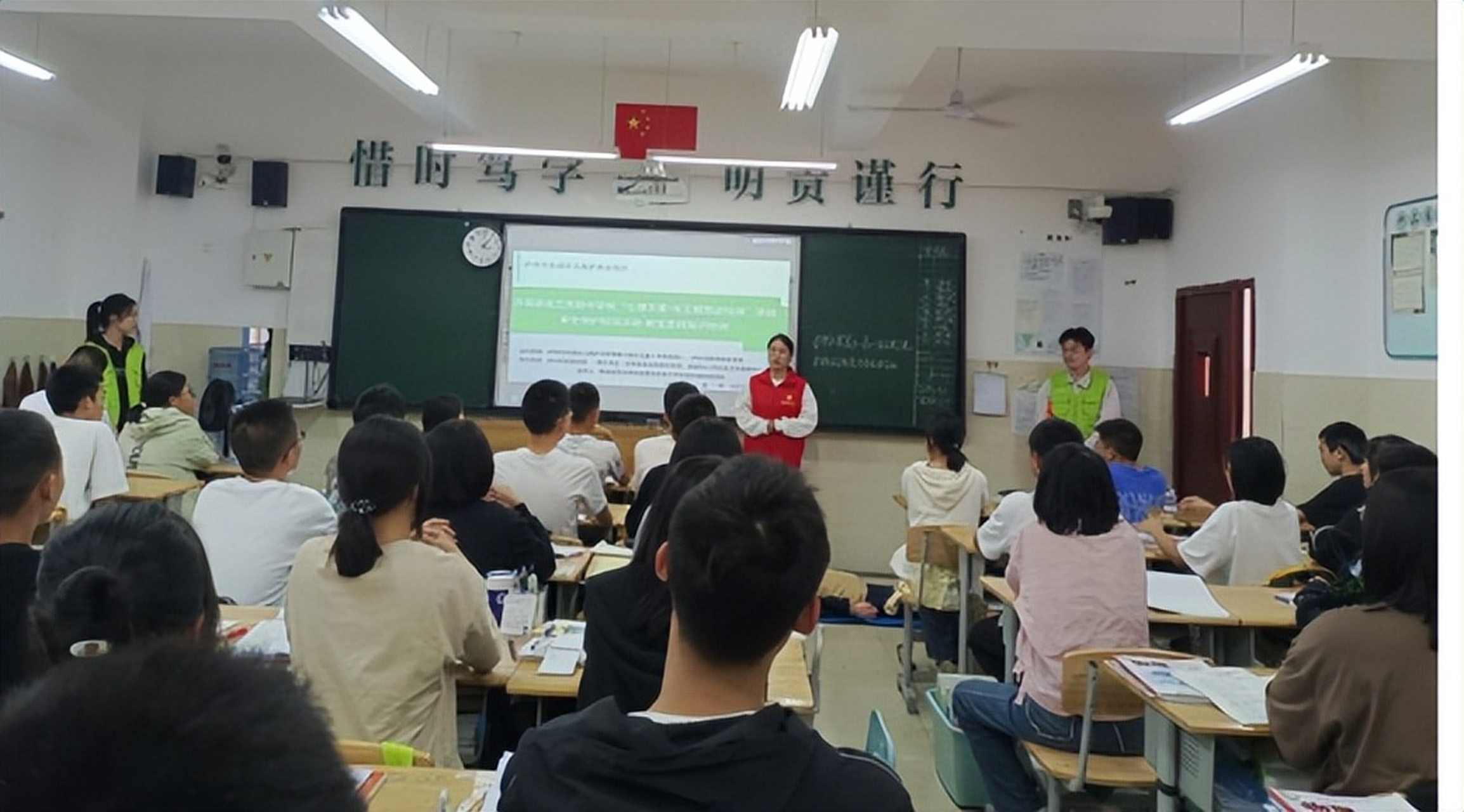 金兰高级中学开展两次"安全守护校园活动·急救知识培训"活动,由泸州