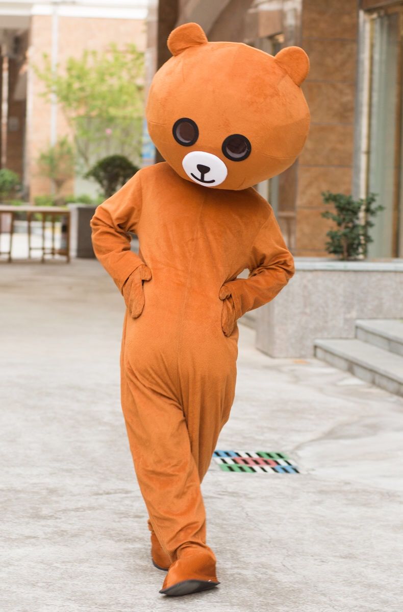 男子扮熊制造惊喜,却撞见女友和被人牵手逛街,女友1句话男子懵了