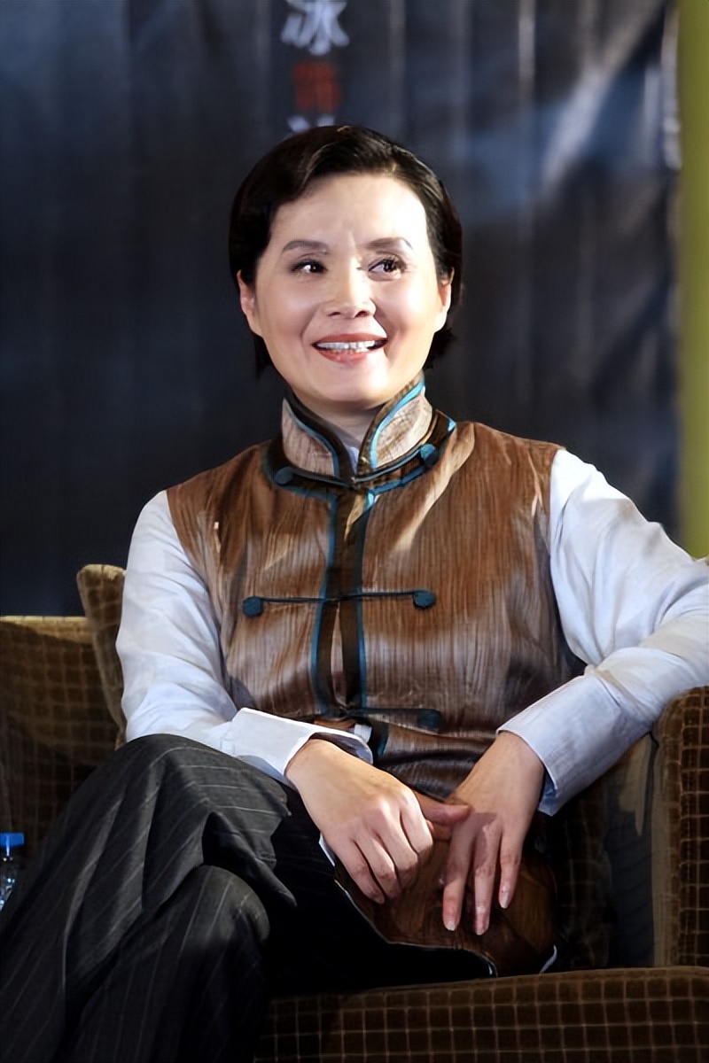 上海演员吴冕:与丈夫双向奔赴恩爱42年,63岁再翻红,今幸福美满