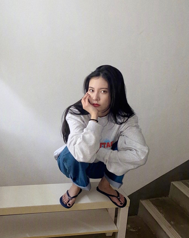 宋妍霏穿人字拖摆拍,镜头拉近看清"脚型",网友:舞者的心酸