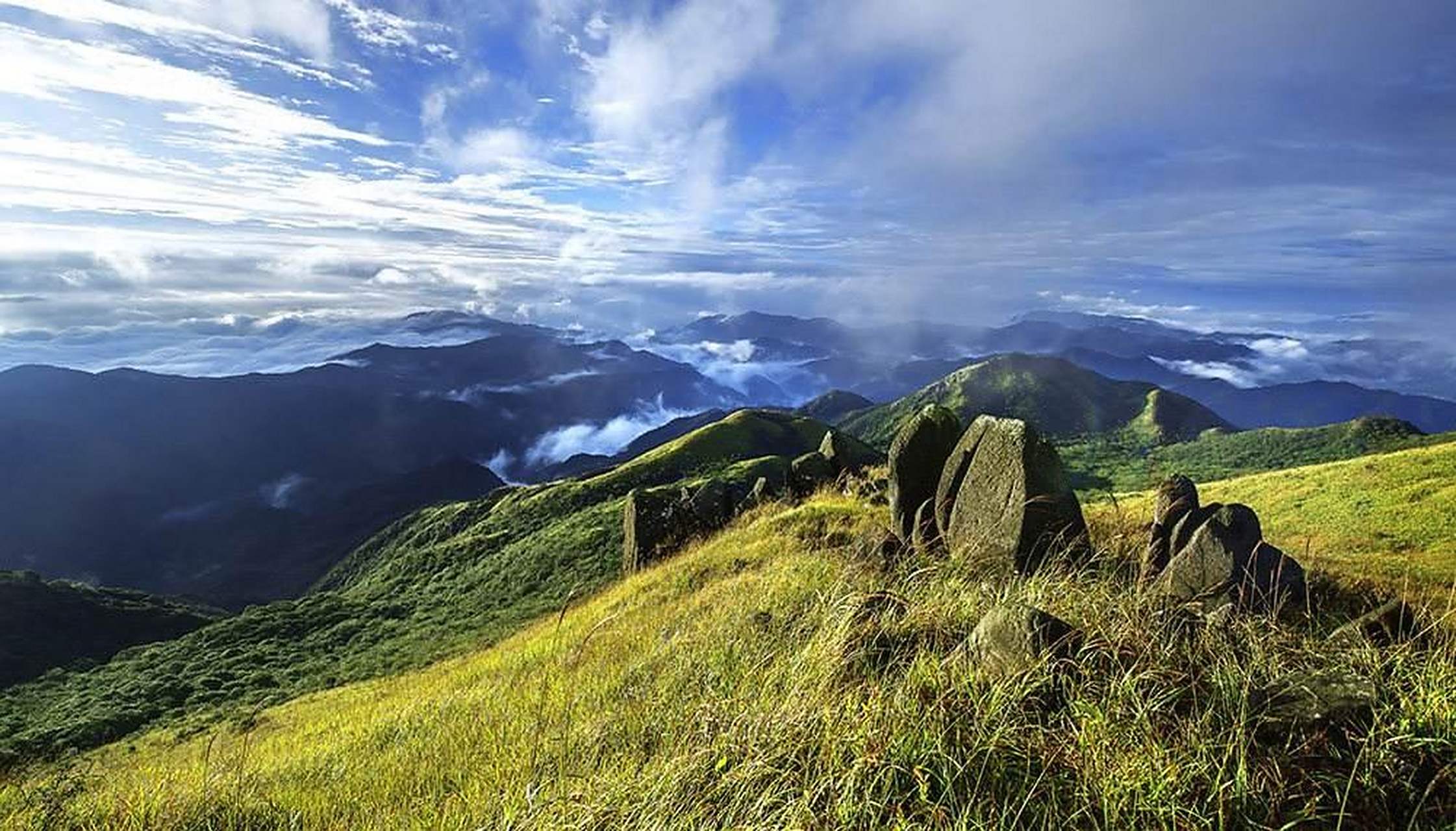 1,武夷山 武夷山脉风景名胜资源大体可分为三类:在花岗岩分布区,形成