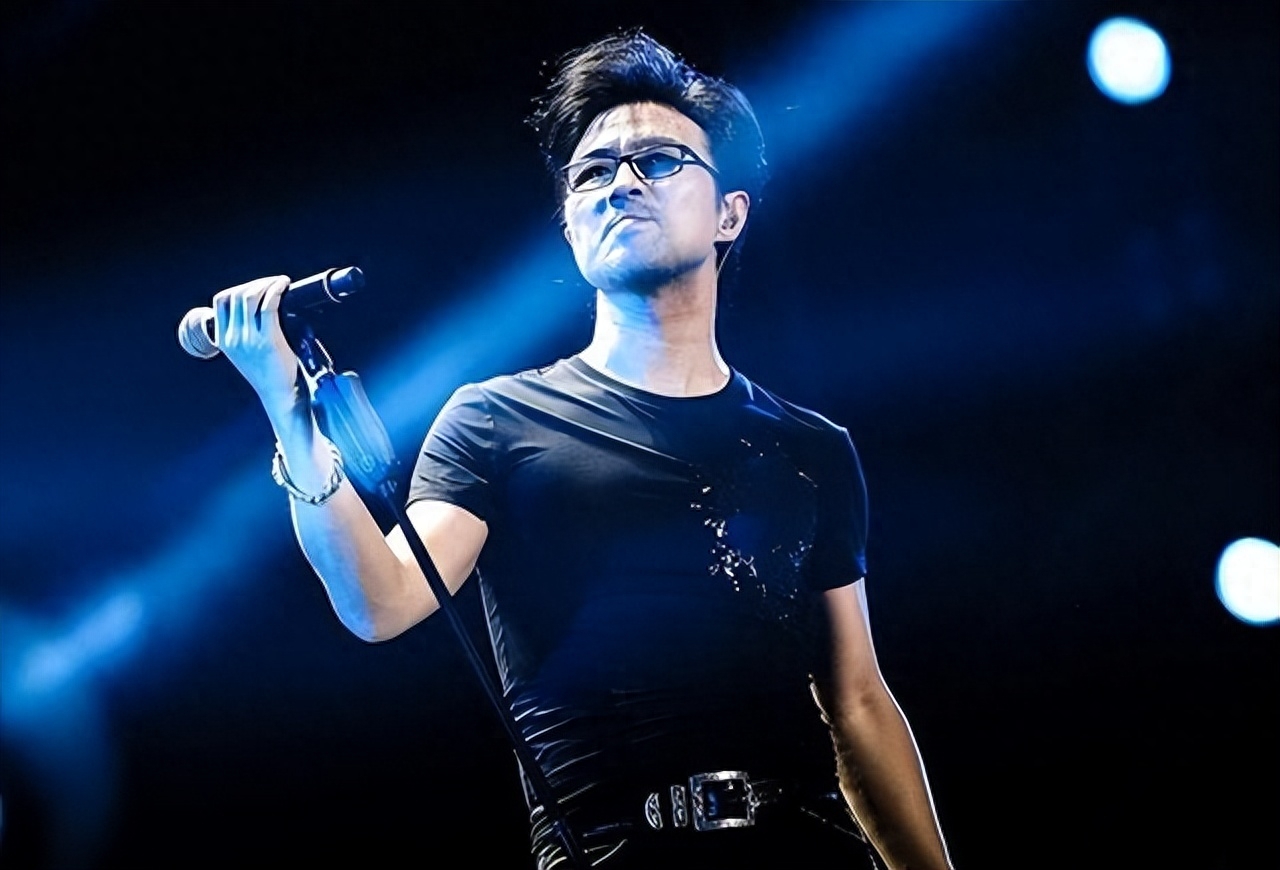 很多人都知道汪峰定律,只要他开演唱会,必有瓜吃,可你知道他的感情