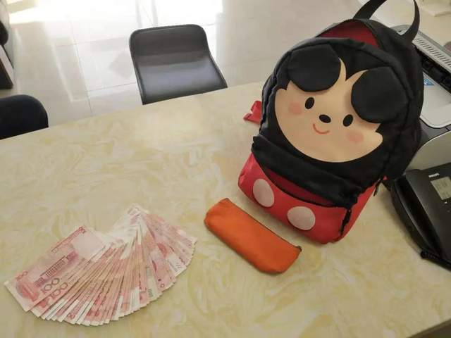 装着4000元压岁钱的书包丢了,保安捡拾后交民警联系家长完璧归赵