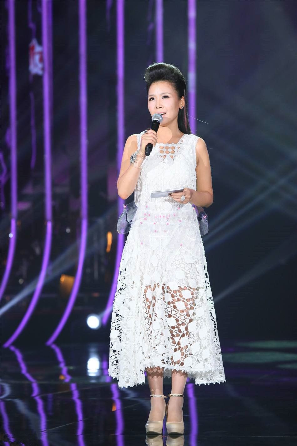 田震婚后不能生育,要跟张卫宁离婚,可对方的一句话让她痛哭流涕