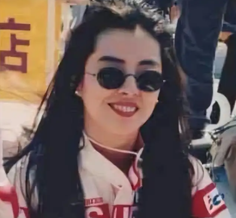 韩剧《请回答1988》中,就多次出现王祖贤的镜头,王祖贤的名字更是从头