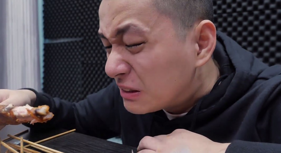 敬汉卿成名作之一,播放量过800万,鸡翅吃到五官变形