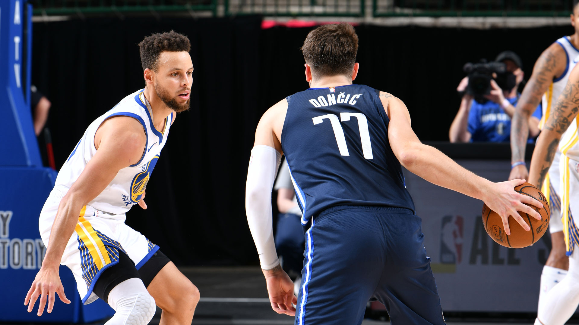 勇士消息:库里27 2仍惨败独行侠,球队拍卖nft,奥胖盛赞库里