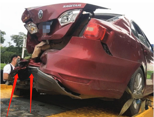 帕萨特高速追尾速腾,看到现场后,网友:跟中保研测试的不太一样