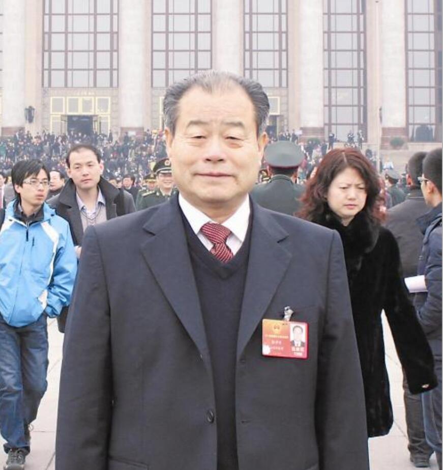 坐拥千亿资产,他却只用200元老人机,劳斯莱斯放到生锈也不开