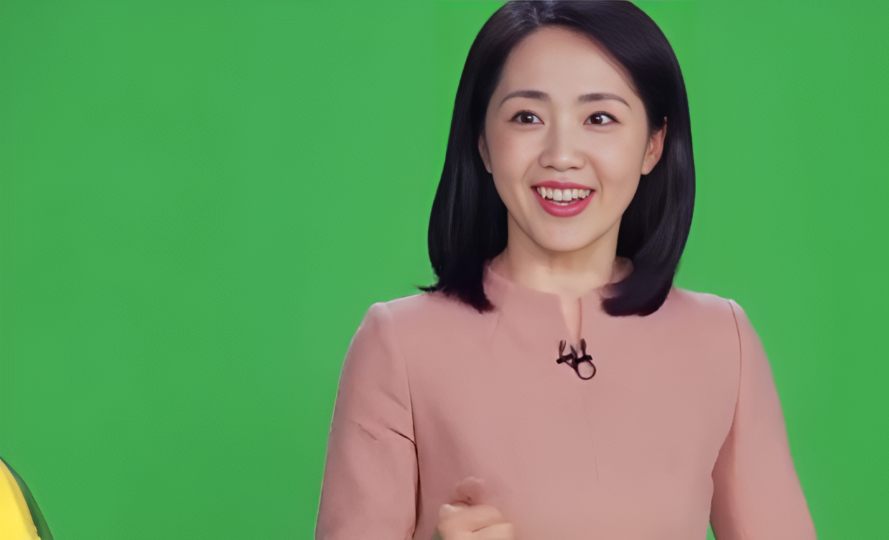 央视主持人杨丹:24岁嫁初恋,40岁高龄产子,如今幸福美满