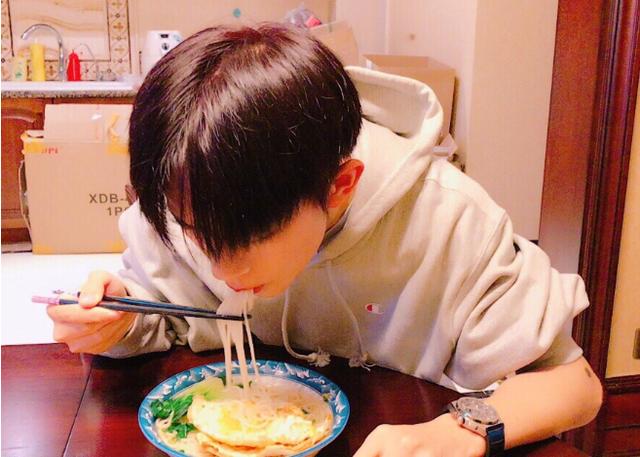 易烊千玺晒出自己的家,每天都要亲自下厨做饭,生活就像普通家庭