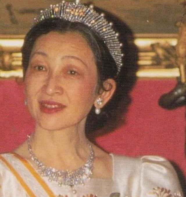 日本美智子皇后才貌双全,以平民身份入皇室,40年压抑中度日
