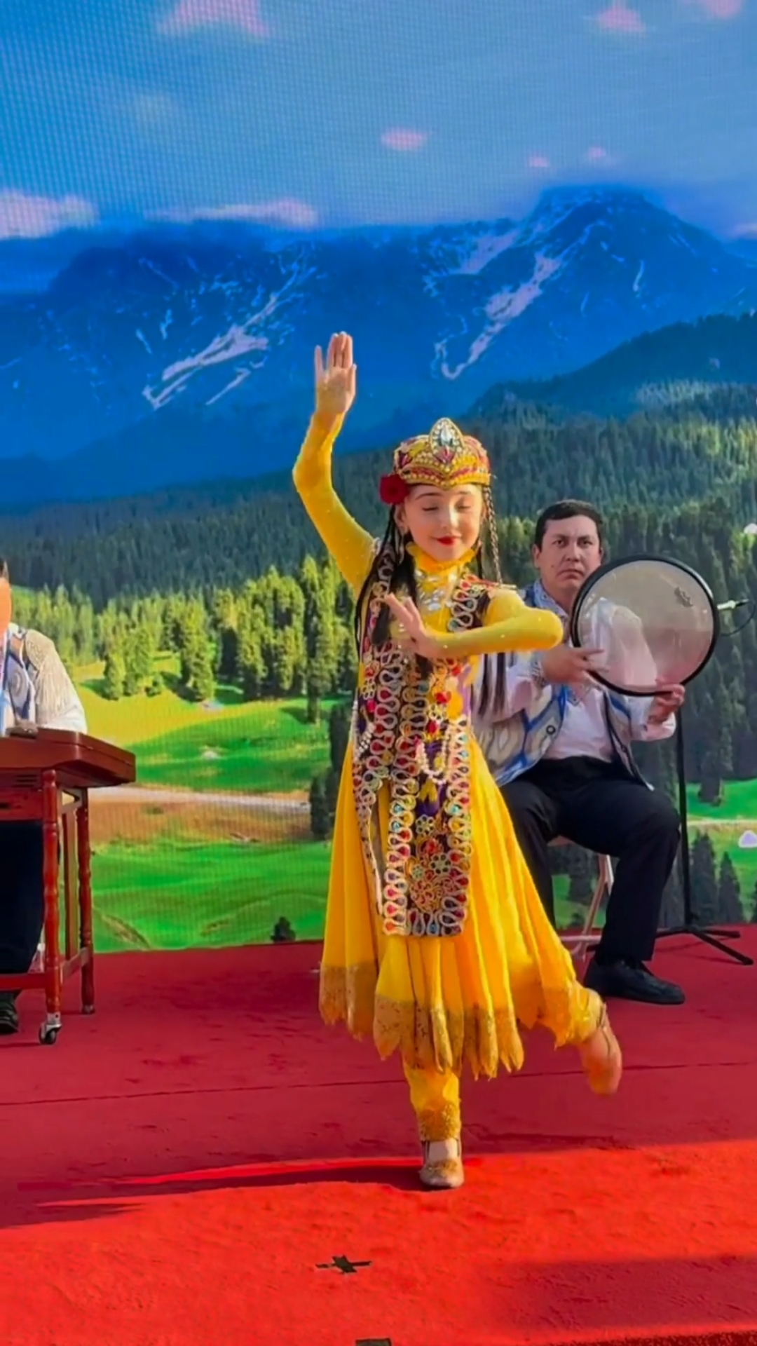 长相7分古力娜扎,3分迪丽热巴,名字叫古丽娜孜的新疆girl