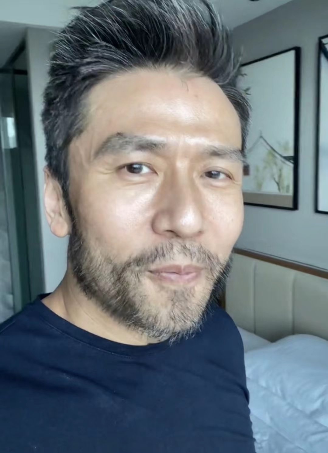 岁月不饶人!知名港星唐文龙近况曝光,白发明显被网友直指像大叔