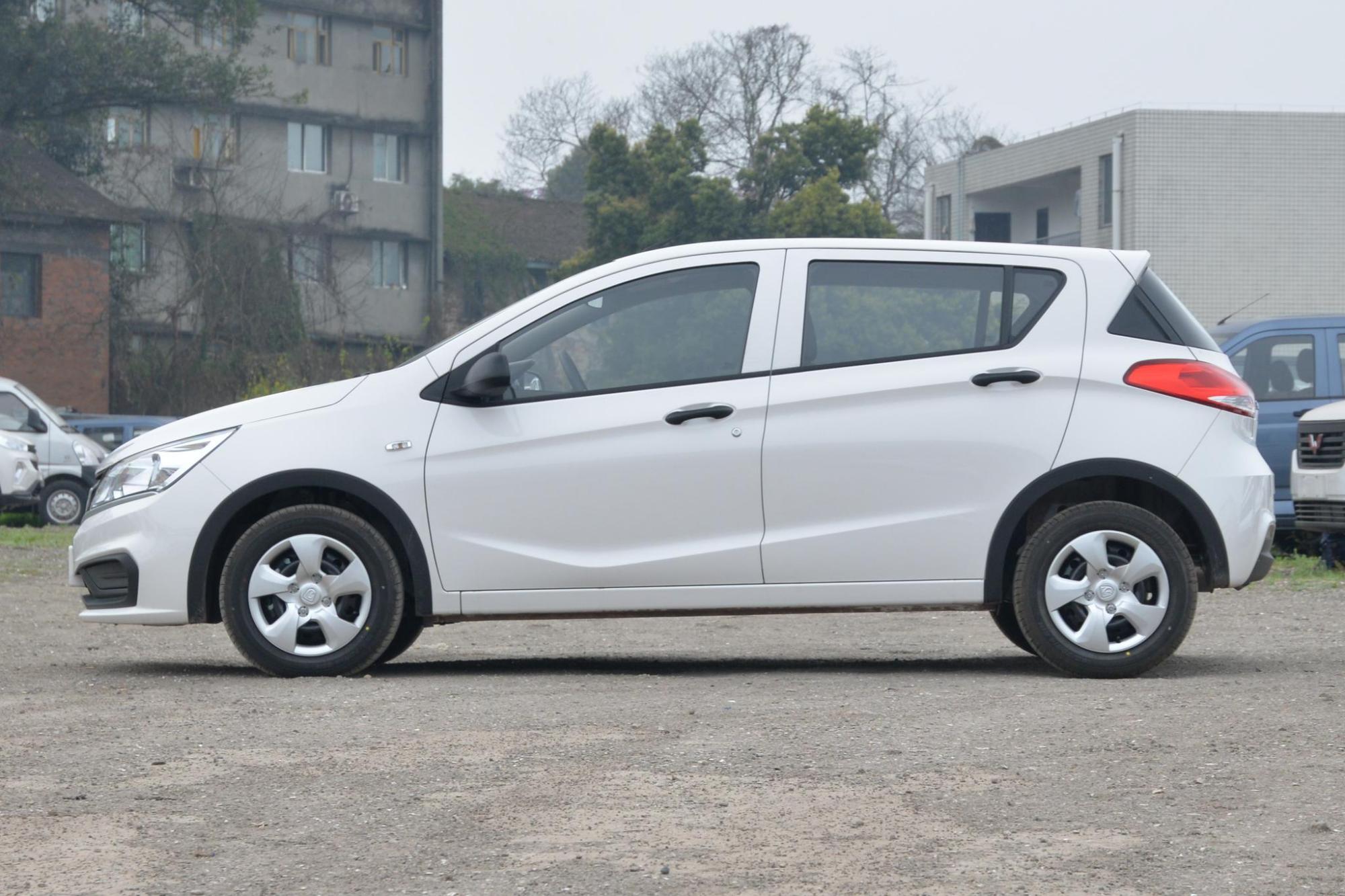 体验宝骏310,外观时尚,油耗低至5.1l,起售价4.09万元