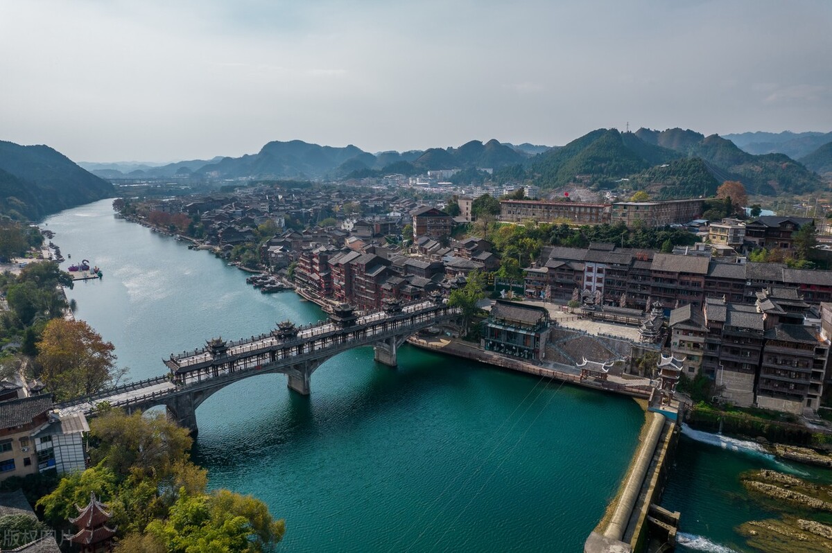 航拍的下司古镇,宛如一颗璀璨的明珠,静静地坐落在贵州省凯里市