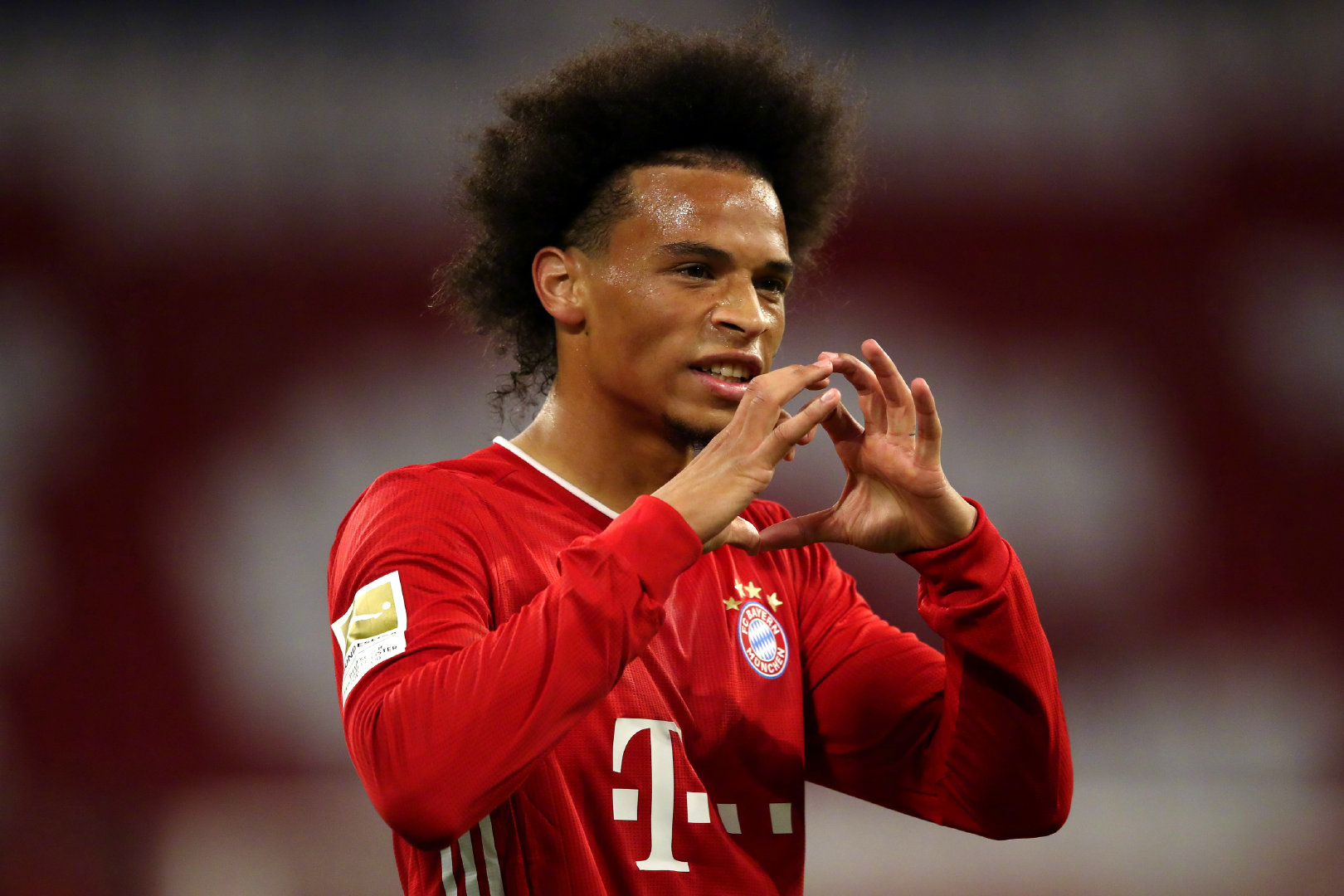 塔纳特赞扬萨内的招数酷似c罗,穆西亚拉适应了后腰的踢法