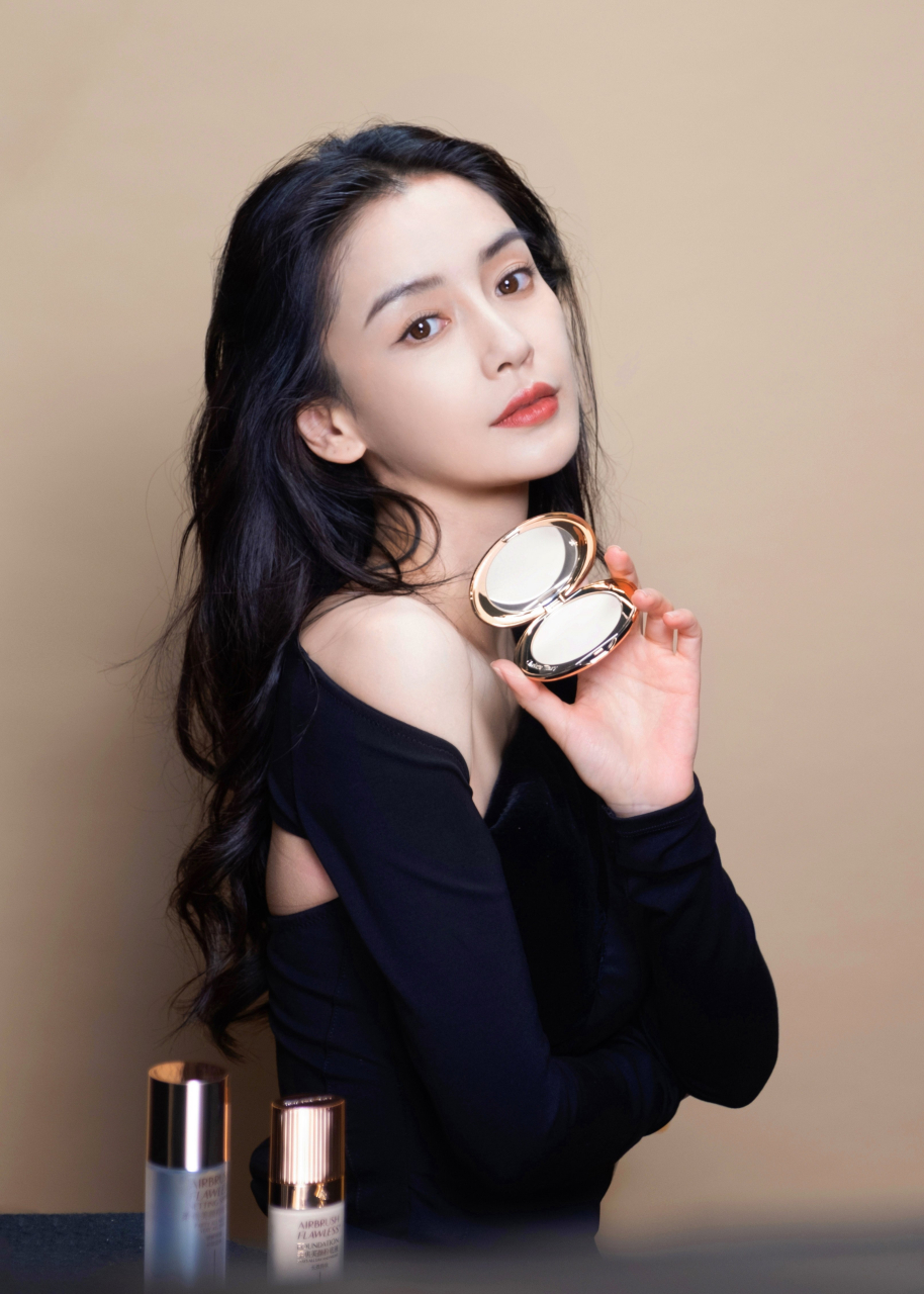 杨颖发丝飘动甜美可人 镜头前显非凡魅力  angelababy(杨颖)这次真是