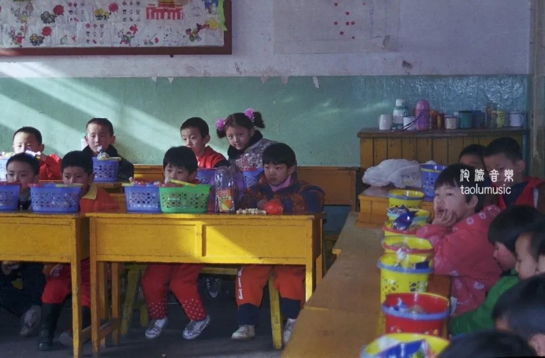 八九十年代小学生上音乐课