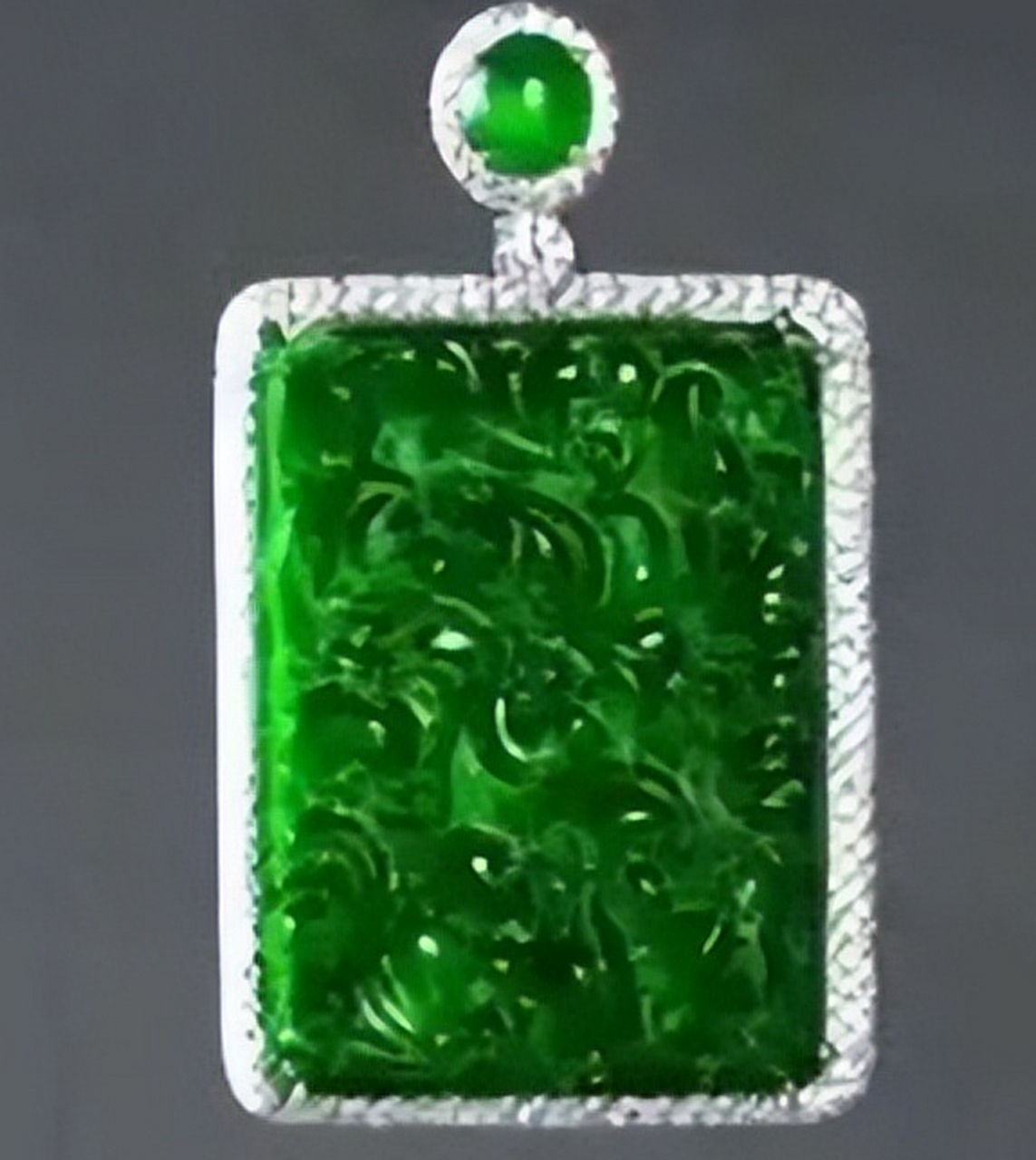 武汉女子戴着老公7400万的绿翡翠玉牌登上鉴宝节目. 2