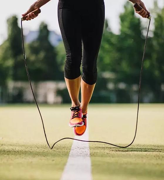 提到锻炼最先想到的是走路.还有一种简单的运动你小时候就做过