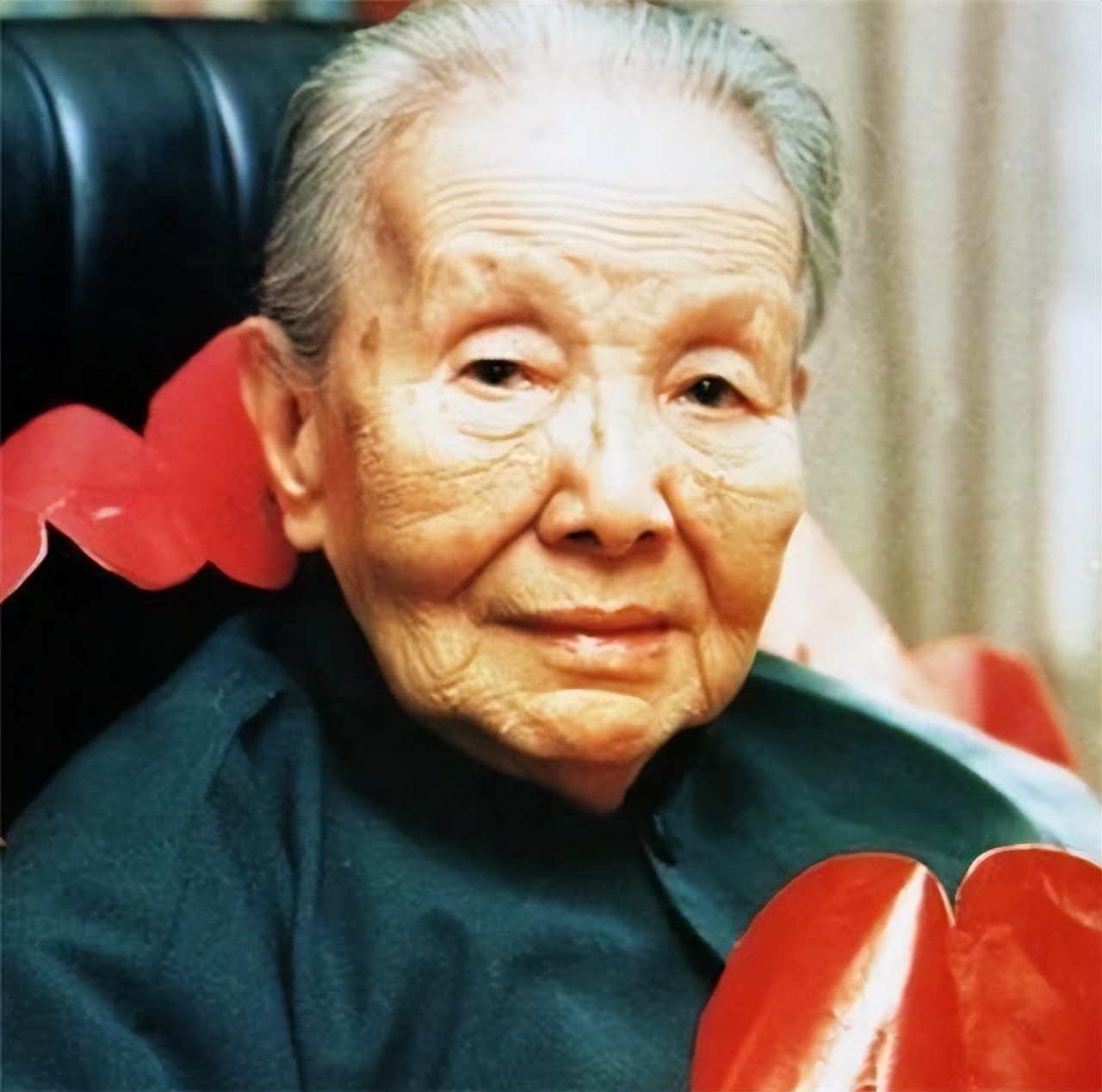 冰心墓碑被刷油漆,写着:枉为师表!怎么回事?竟还是亲孙子干的