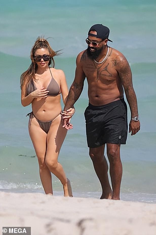 皮蓬前妻丁字裤比基尼和乔丹儿子沙滩度假,热吻相拥大撒狗粮