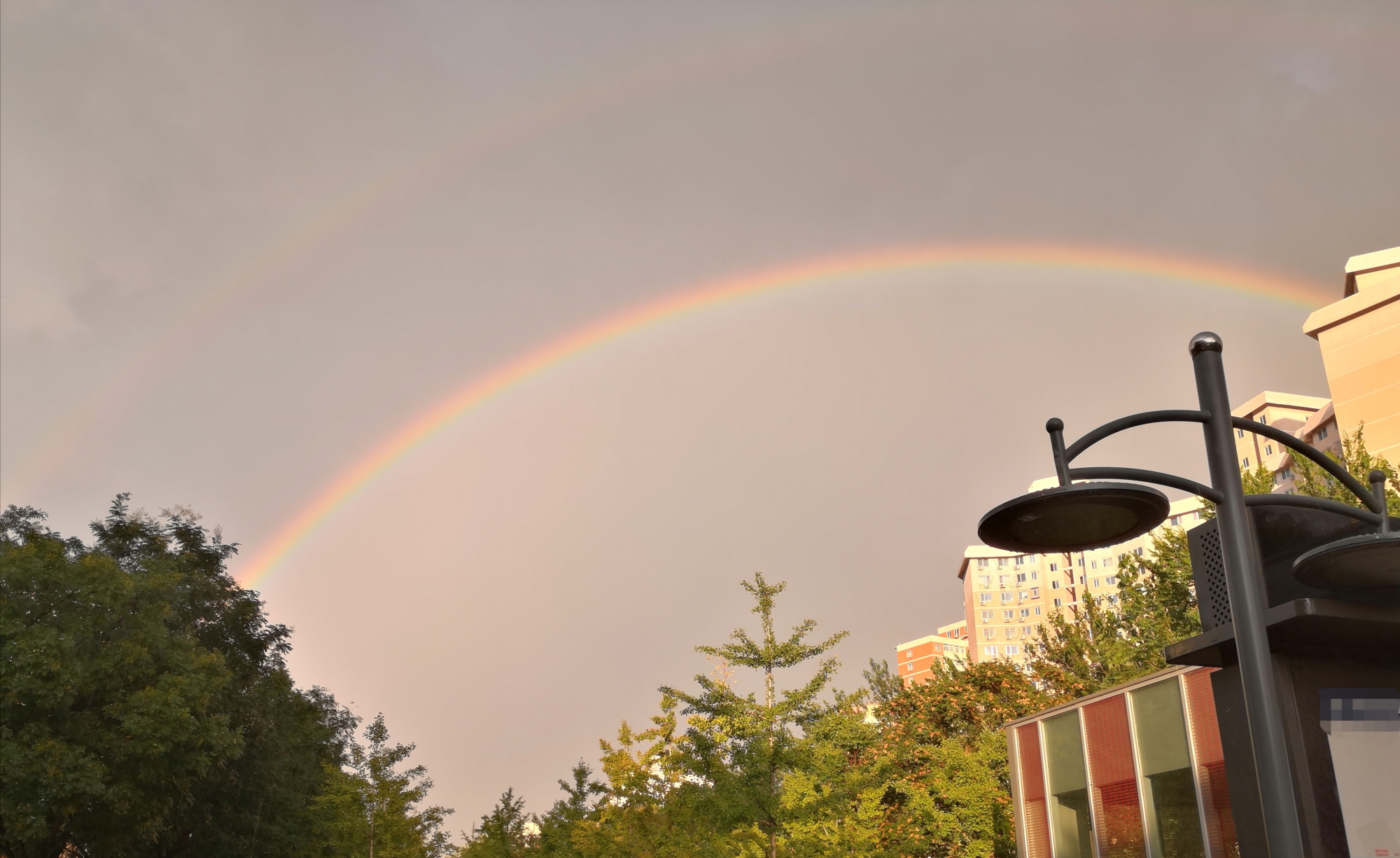魏明帝时期,有樵夫在首阳山看到有彩虹在溪中喝水,过去一看,那彩虹