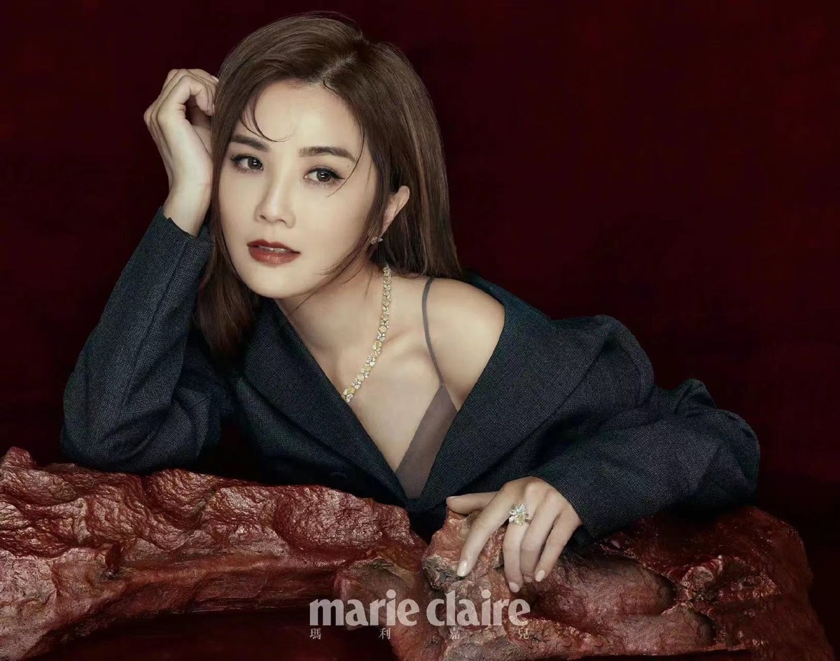 冻龄女神蔡卓妍性感写真来了!40岁的她依旧美丽,全身照又美又飒