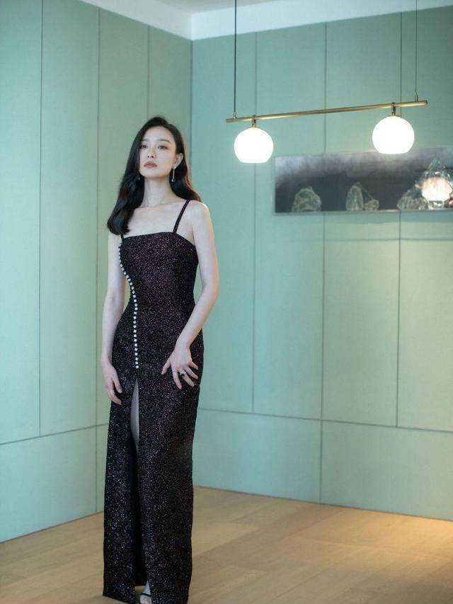 倪妮在娱乐圈一众女星里总能以红毯图出圈,其实还是因为她身材好,肩颈