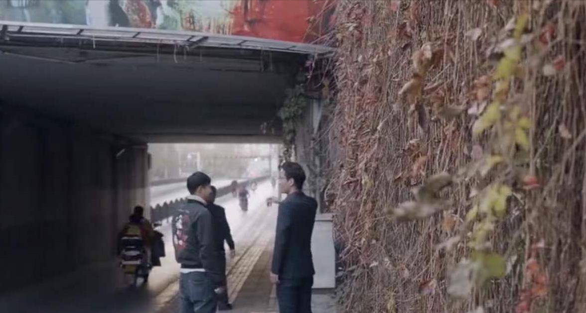 回顾河南暴雨妻子被困地铁,何勇攀赤足10公里救妻,用行动诠释爱