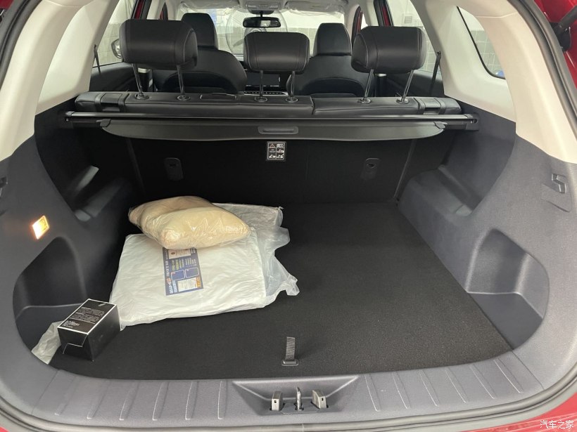 后备箱容积率还是挺宽敞,后排座位还能做放倒,看去像张沙发床似.