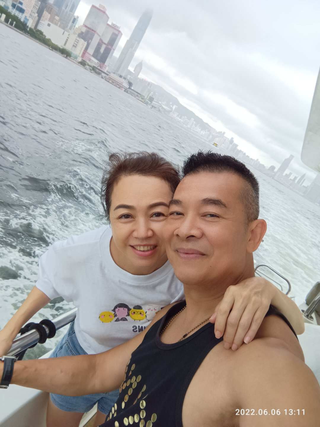 知名港星吴毅将现身酒吧登台!无预警向观众爆粗,曾出演风月片