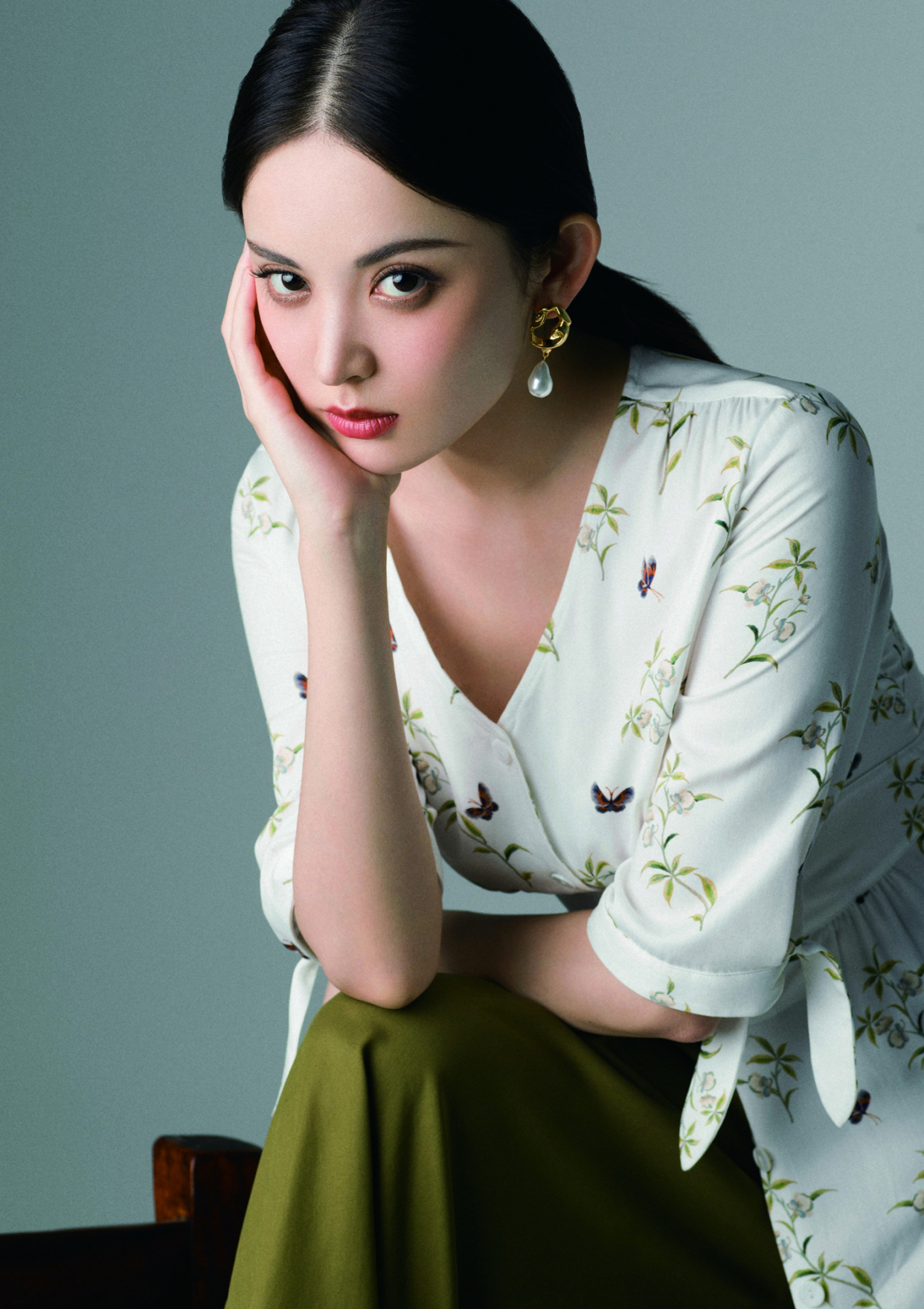 古力娜扎穿搭太大胆,法式长裙配草帽,真的不怕踩雷吗