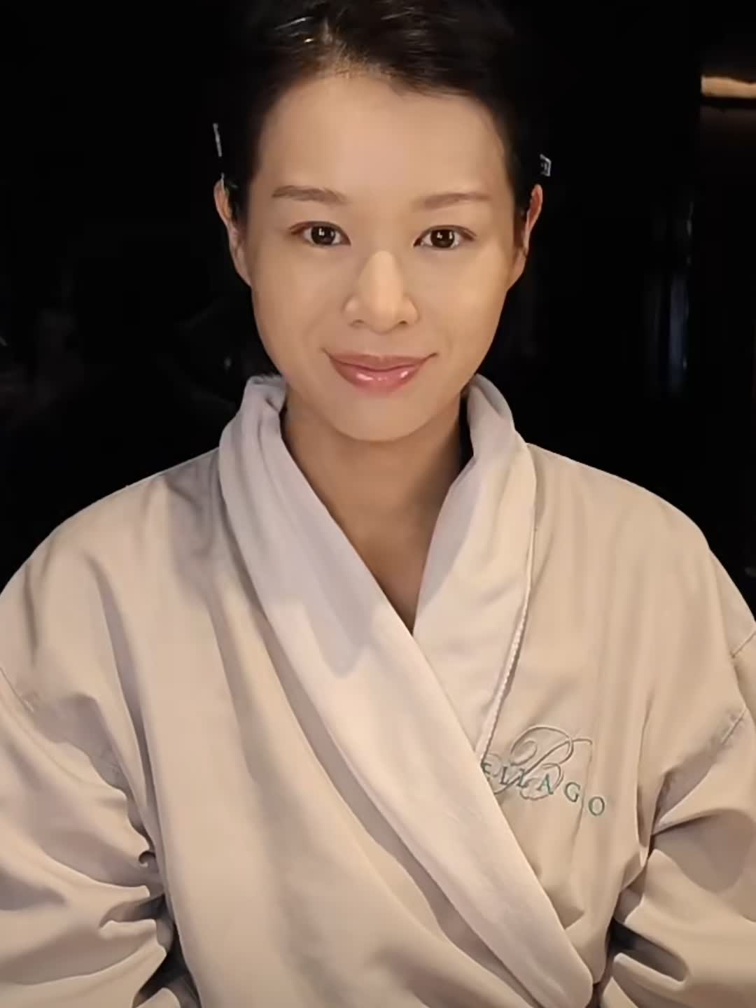 胡杏儿素颜出镜,五官秀气似明星