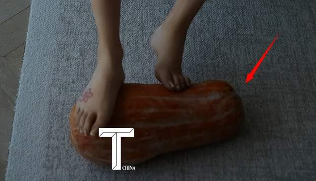 杨颖拍摄杂志,脚背上的花瓣纹身引猜想,脚踩南瓜被吐槽浪费粮食