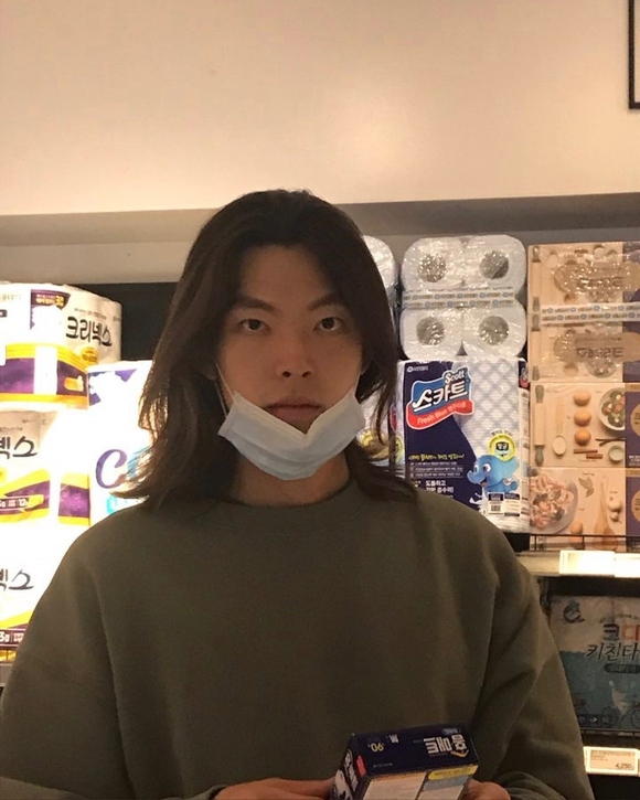 金宇彬最新动态照片公开 留着长发在超市购物打扮随性！
