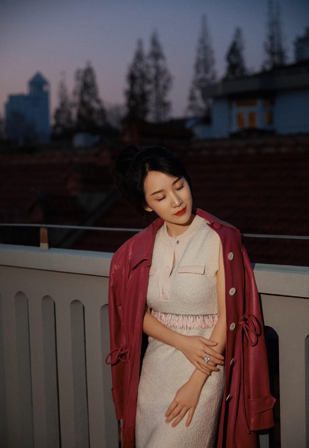 李念真是优雅阔太,穿镂空白裙度假好清纯,"巴掌腰"真让人酸