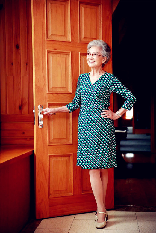 92岁时尚奶奶盛瑞玲,满头银发气色好,穿戴精致不服老,老年楷模